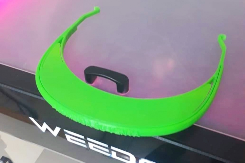 El parante creado por las impresoras 3D. Despu&eacute;s se le agrega la placa de acetato que cubre toda la cara.