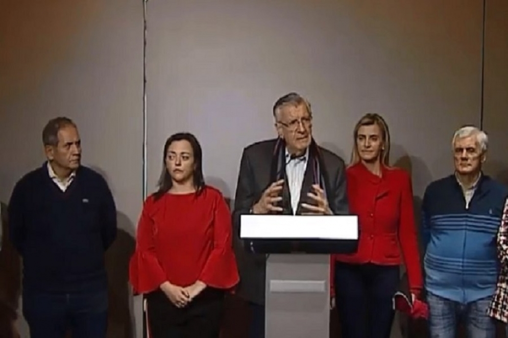 Marisa Fassi detr&aacute;s de Jos&eacute; Luis Gioja durante la conferencia.