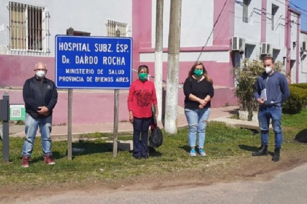 Fangio, Perazzo, Rodr&iacute;guez Y Sperr en el acceso al Hospital Zonal.