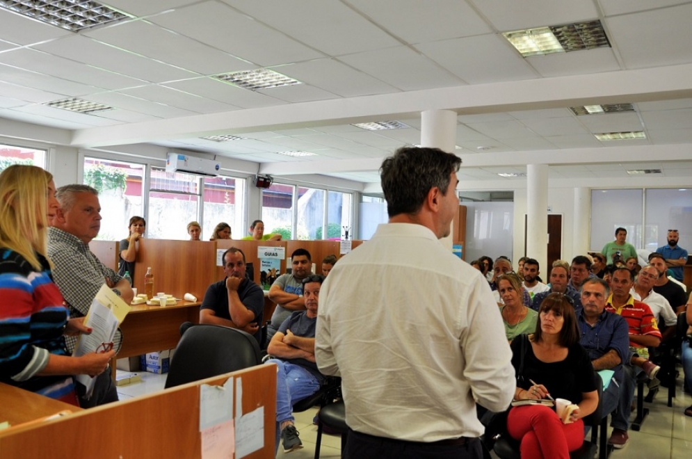 Demichelis (de espalda) dando la charla ante la atenta mirada de los funcionarios. 