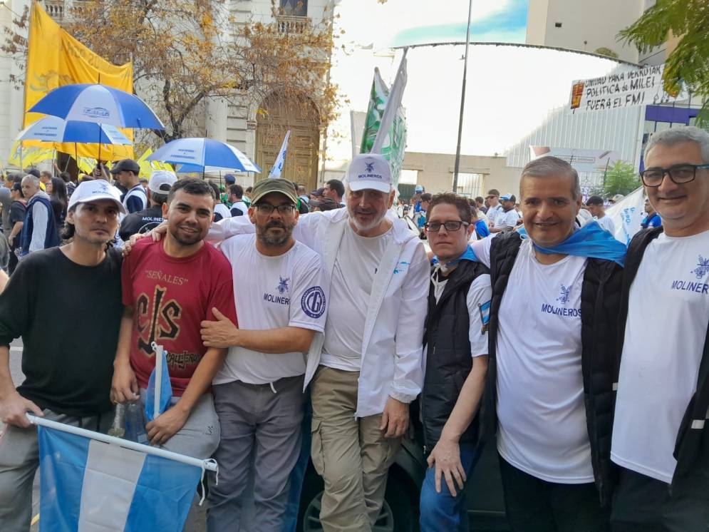 Villalba (gorra verde) con Rub&eacute;n Lafuente, secretario general de UOMA,&nbsp;el&nbsp;1&deg;&nbsp;de&nbsp;mayo.