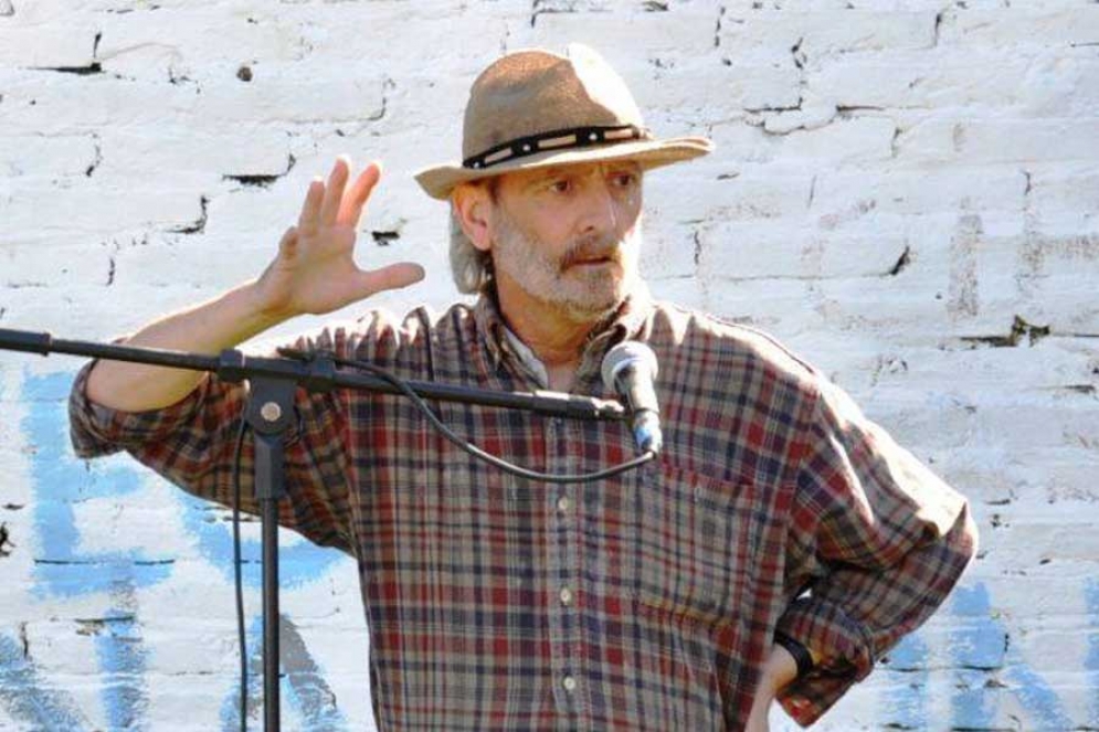 El padre Alejandro, en terapia por problemas respiratorios