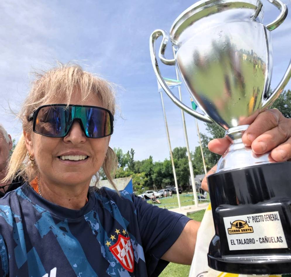 Mirta, con la copa.