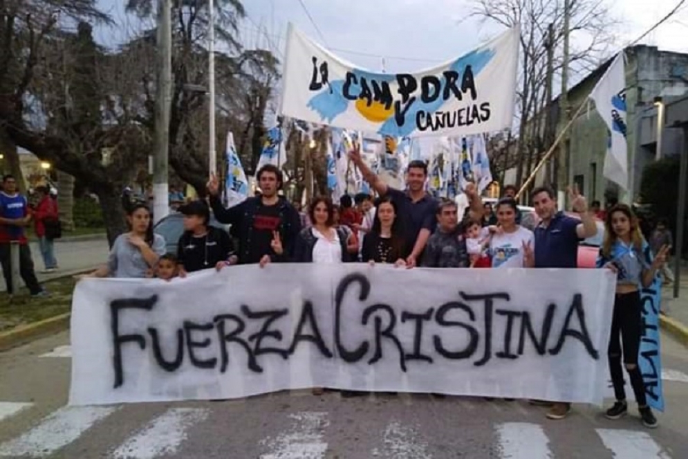 Aristegui junto a militantes de La C&aacute;mpora. 