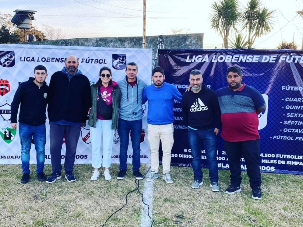 Dirigentes y allegados de la liga. Fantache (segundo desde la der.) habl&oacute; en NacPop.