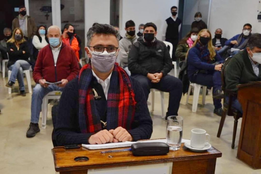 El concejal del oficialismo, Cid Menna, apunt&oacute; a la oposici&oacute;n.