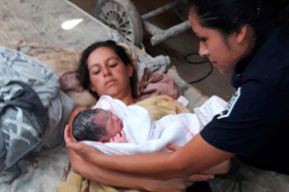 Esperanza en los brazos de su mam&aacute; minutos despu&eacute;s de haber nacido. 