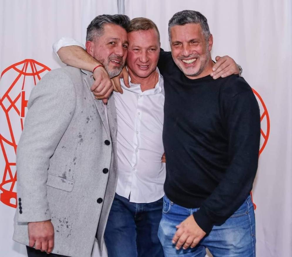 Abel Poza, el nuevo presidente (al medio), junto a Garz&oacute;n (de negro). Ph: Prensa Hurac&aacute;n.