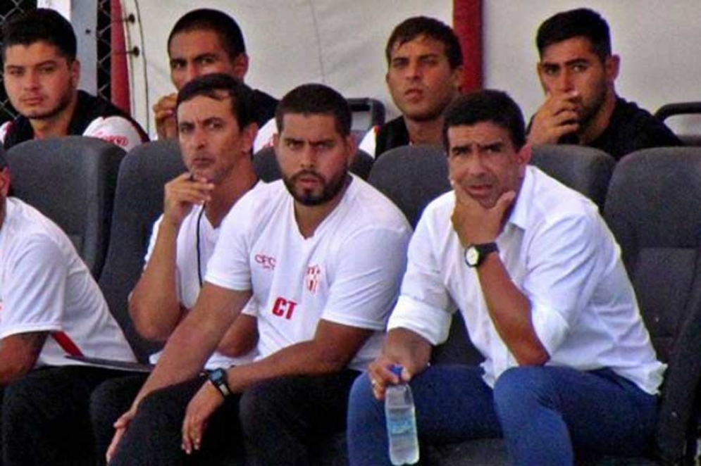 Mariano Campod&oacute;nico, el primero de la derecha, hablo en los micr&oacute;fonos de la FM88.1.