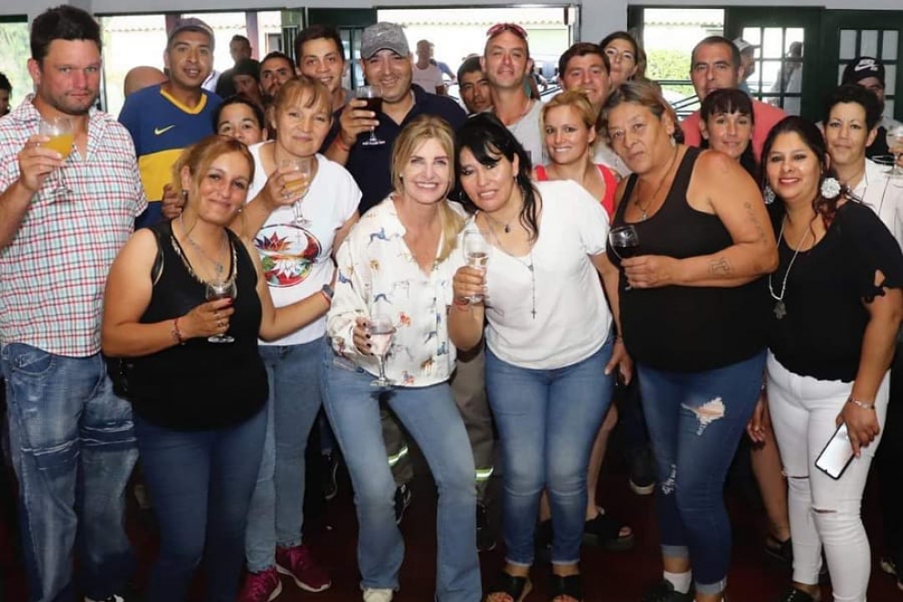 L&oacute;pez (de blanco, a la izquierda de Fassi) coordina a los cooperativistas.