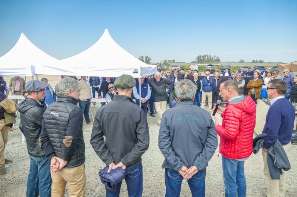 Arrieta dandole la bienvenida a la comitiva. 