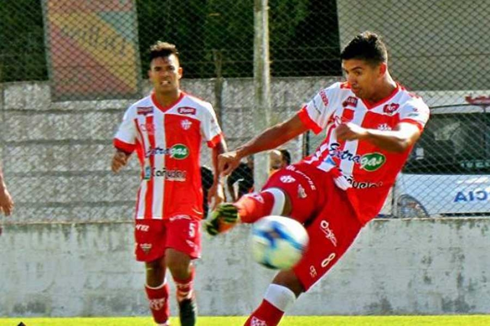 Esteban Garc&iacute;a y Celso B&aacute;ez, dos de los mediocampistas de Ca&ntilde;uelas. 