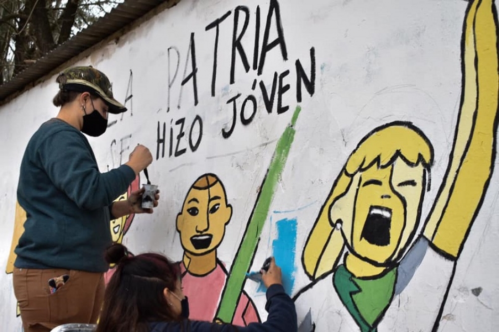 J&oacute;venes en la creaci&oacute;n del mural.
