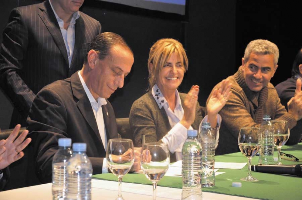 El intendente Arrieta firmando el acuerdo.