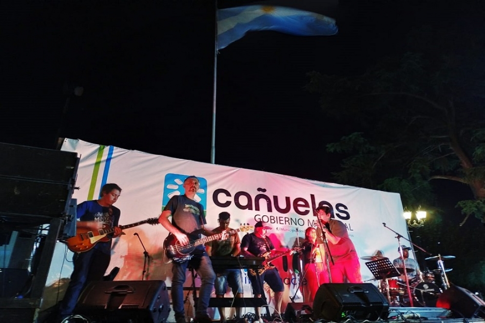 El evento dur&oacute; hasta entrada la noche. 