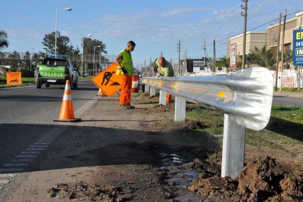 Colocan sem&aacute;foros, guardarra&iacute;les y bandas &oacute;pticas sonoras para reducir accidentes