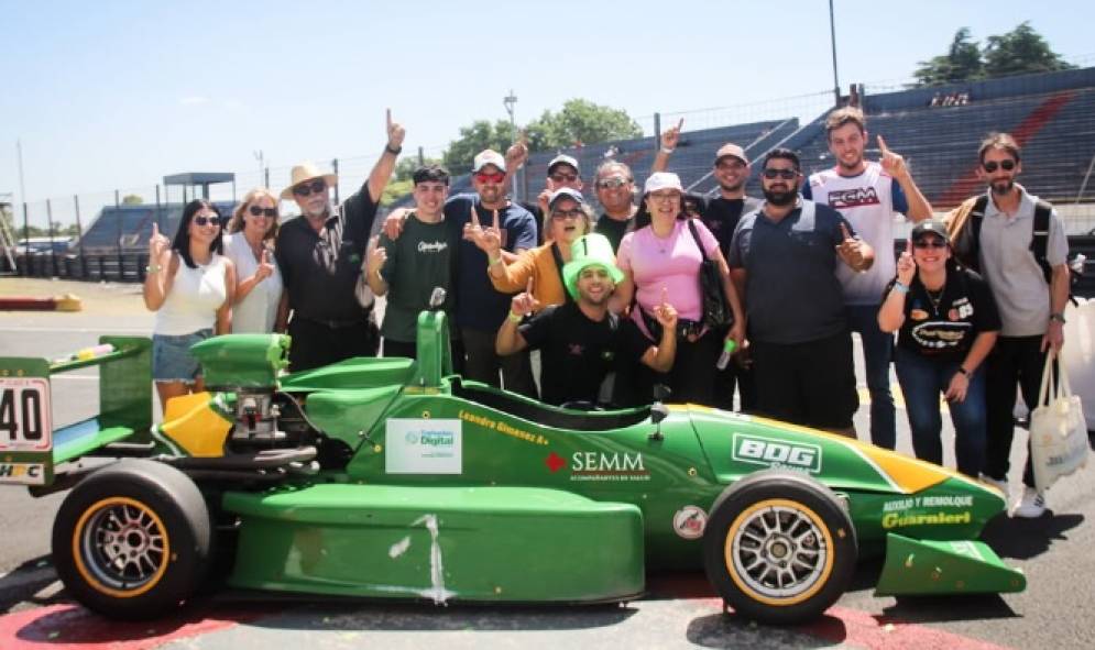 Gim&eacute;nez, de sombrero verde, festej&oacute; con todo&nbsp;su&nbsp;equipo.