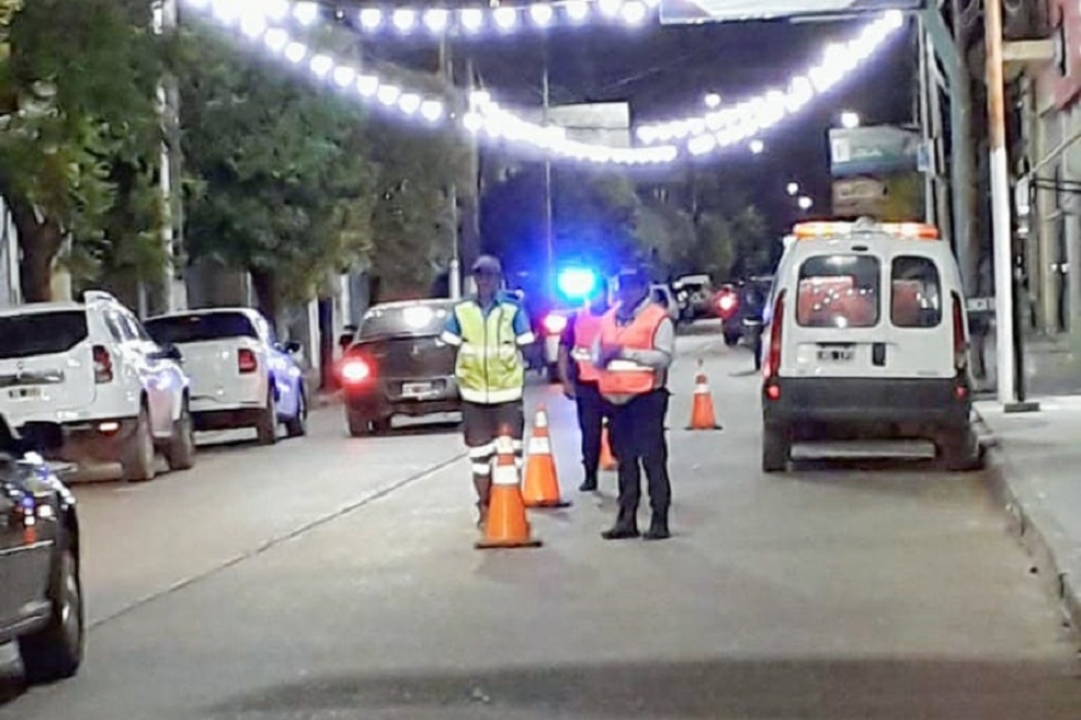 La polic&iacute;a realizando el operativo sobre la Avenida Libertad. 
