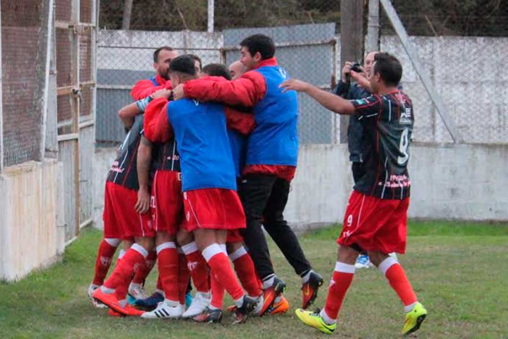 Benaducci festeja junto con sus compa&ntilde;eros el gol de la victoria. 