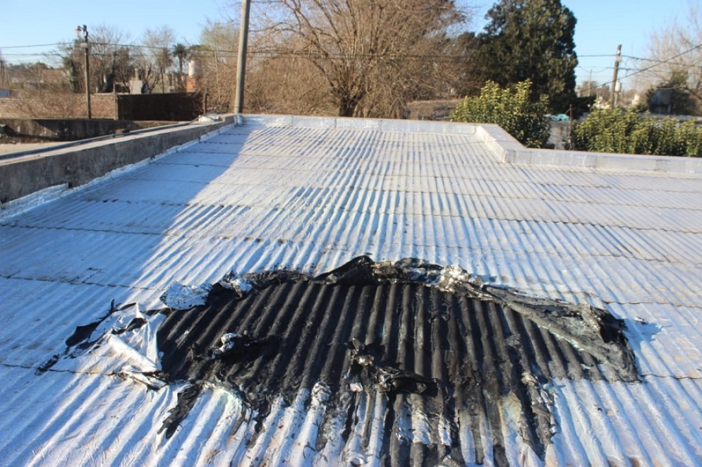 Seg&uacute;n Bomberos se recalentaron parte de los cables que se encontraban sobre los tirantes del techo. 