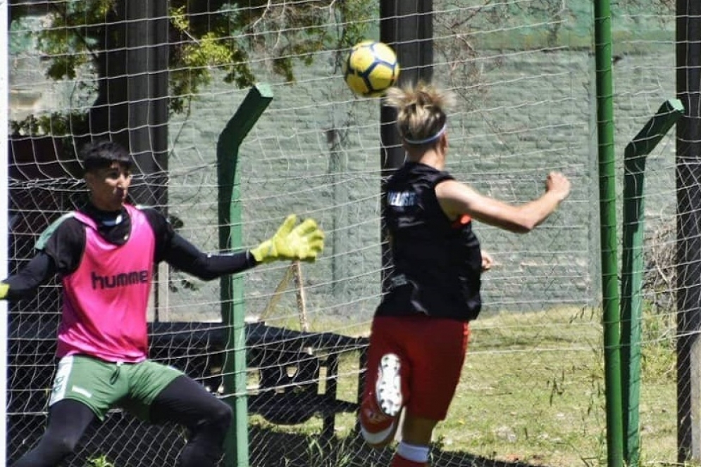 Kruger cabeceando al gol. 