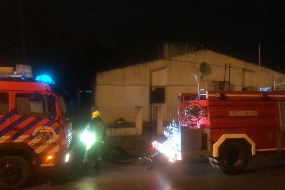 Dos dotaciones de Alejandro Peti&oacute;n acudieron a sofocar el incendio.