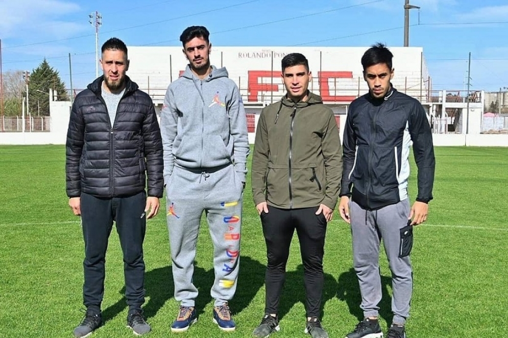 Bustos (de campera verde) junto a Maidana, Mart&iacute;nez y Casta&ntilde;eda.
