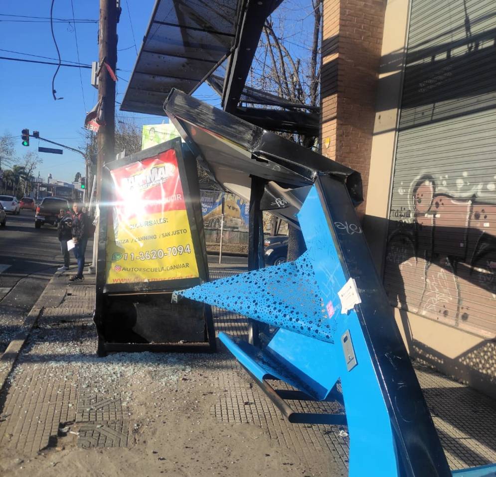 La parada destruida por el impacto del micro. 