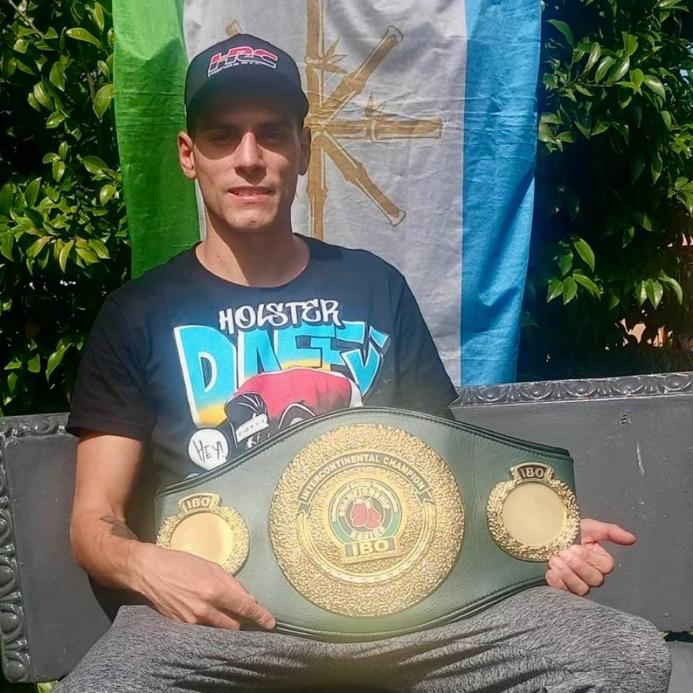 El campe&oacute;n posa con la corona y la bandera de&nbsp;Ca&ntilde;uelas.