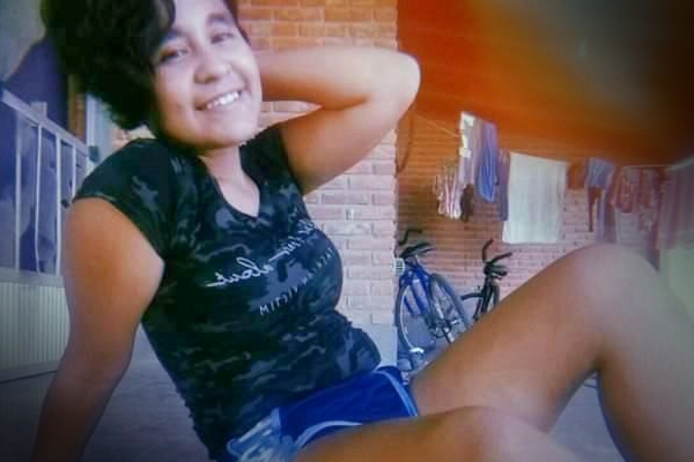 Melanie dej&oacute; el tel&eacute;fono celular en su casa.