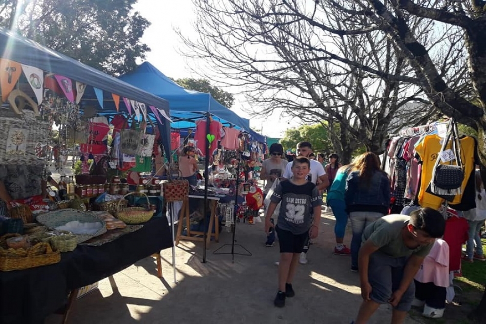 Vecinos de Ca&ntilde;uelas recorriendo la feria. 