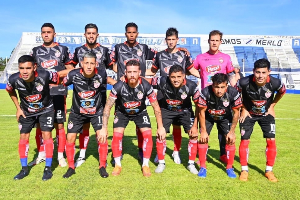 Iba&ntilde;ez -abajo con botines blancos y el 5- en la visita a Merlo (FOTO: Jonathan Arga&ntilde;araz)