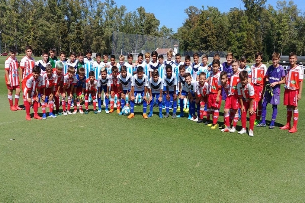 Los "rojitos" en el predio de Ezeiza, en representaci&oacute;n del ascenso.