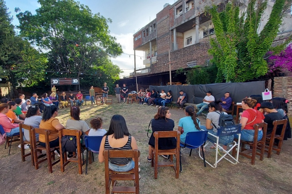 La charla se desarroll&oacute; en el patio del Centro Cultural Volver&eacute;.