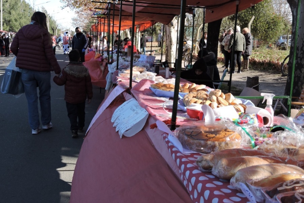 M&aacute;s de 40 expositoras y expositores armaron sus stands sobre calle Alem.