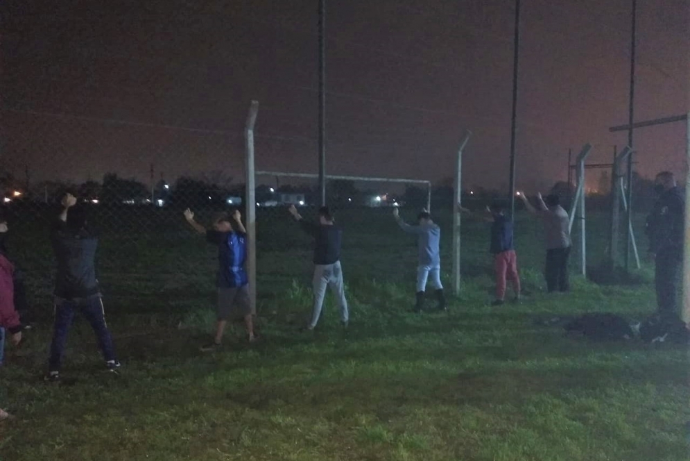 Los "intrusos" contra el tejido, como gritando un gol, por ser palpados por la polic&iacute;a.