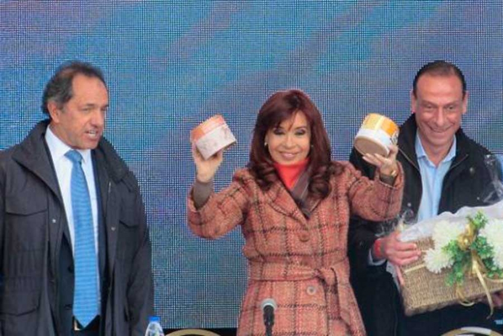 Arrieta con CFK y Scioli en 2015, en la inauguraci&oacute;n de la Ruta 6 en el Parque Industrial.