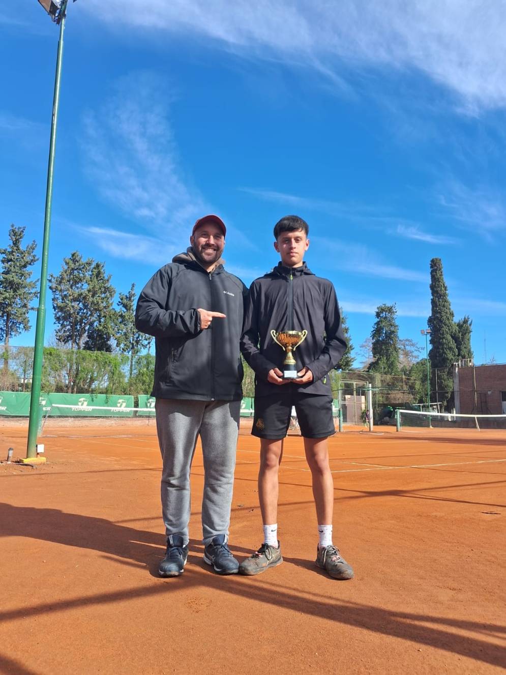Bautista, con la copa, junto a su entrenador Andr&eacute;s Chalcoff.