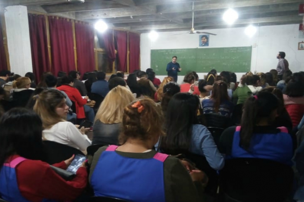 Gran concurrencia de docentes y directivos de la unidad acad&eacute;mica.