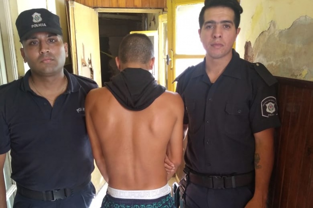 "Chuly" esposado en la comisar&iacute;a local.