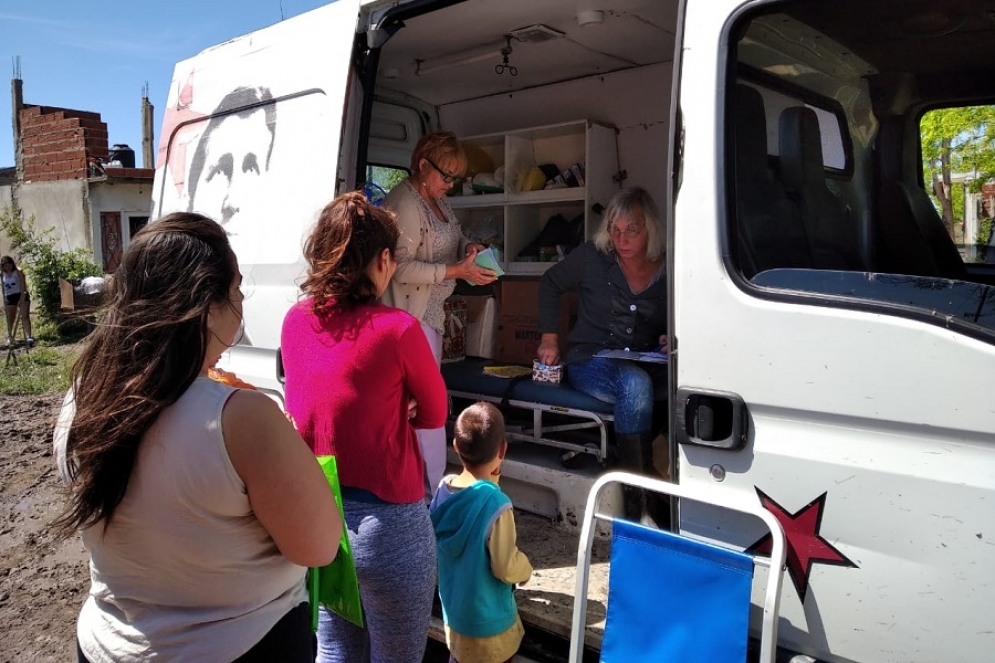 Los vecinos acerc&aacute;ndose a un veh&iacute;culo de asistencia.