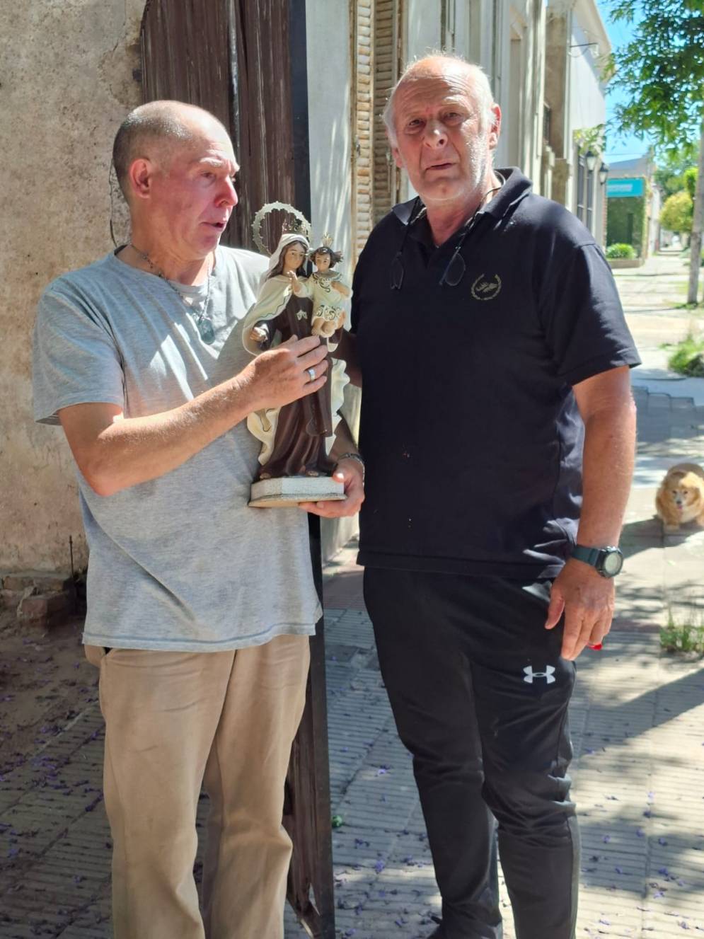 Ramallo le entrega la imagen a Regner.