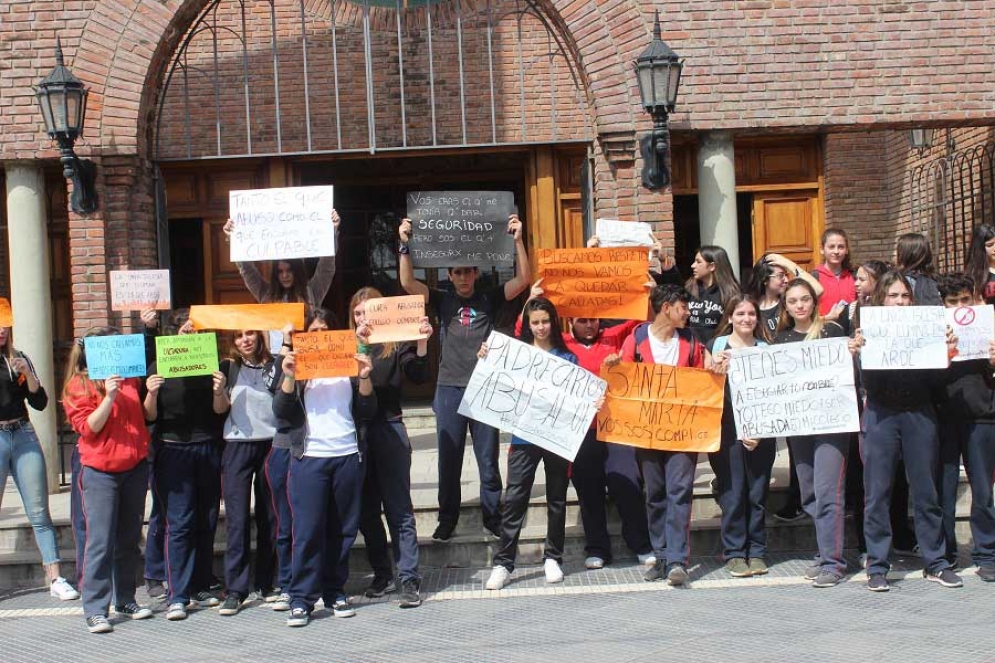 Los compa&ntilde;eros de la joven en la puerta de la Parroquia. 