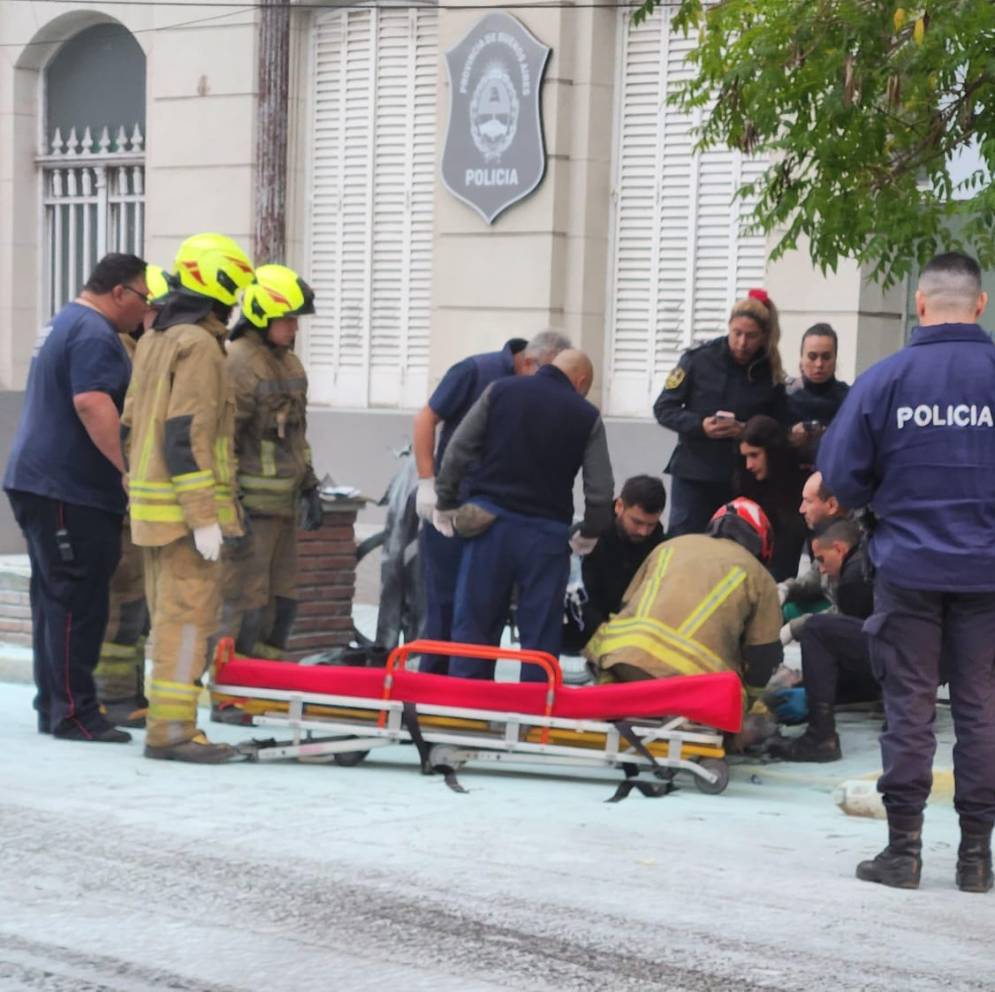 Giagnoni siendo atendido por polic&iacute;as, bomberos y m&eacute;dicos. 