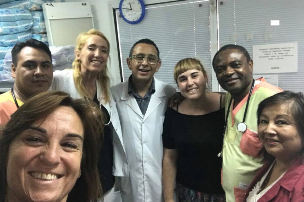 El doctor Cabrera (al centro) es director del Hospital "Evita", en G.Cat&aacute;n.