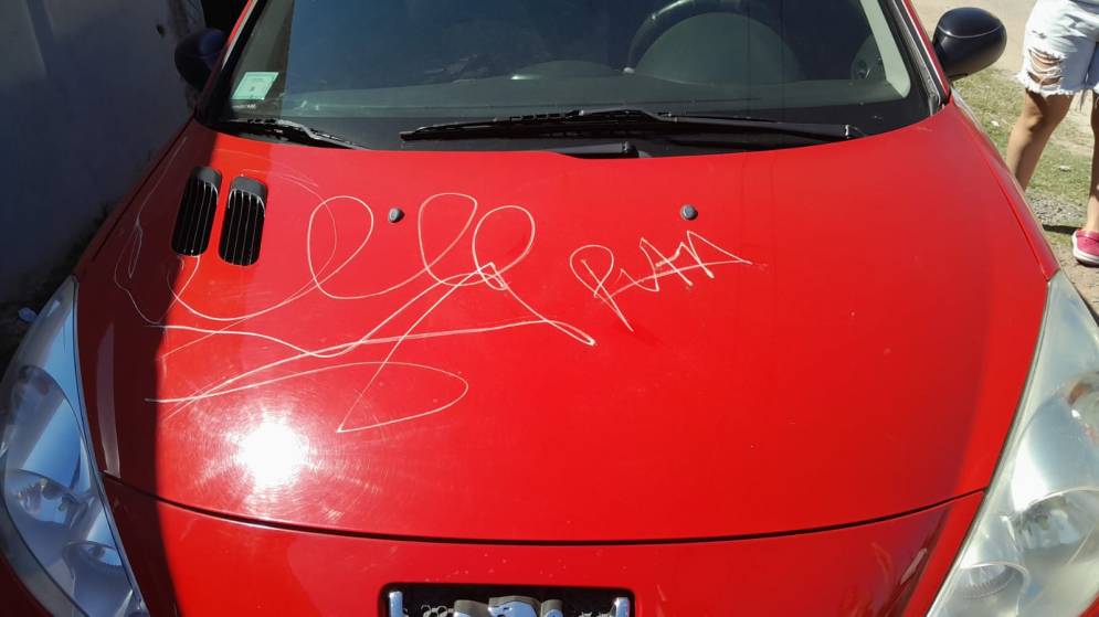 "Put4". El capot fue la parte m&aacute;s da&ntilde;ado por el surco de la piedra. 