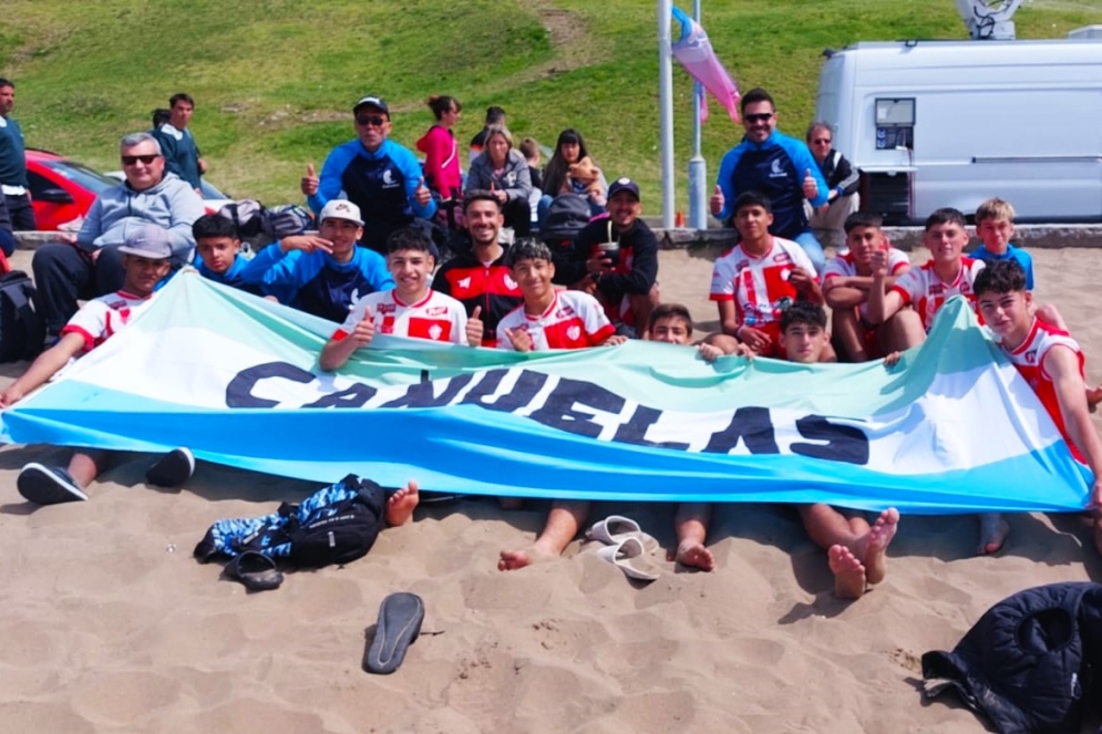 El combinado de F&uacute;tbol Playa venci&oacute; a Maip&uacute; (9-0) y a Monte (3-2).