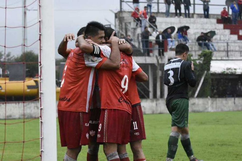 Los jugadores del Rojo festejando uno de los tantos frente a Excursionistas. 