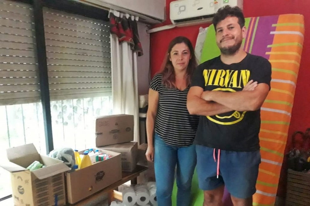 Carina y Cristian junto a las primeras donaciones.