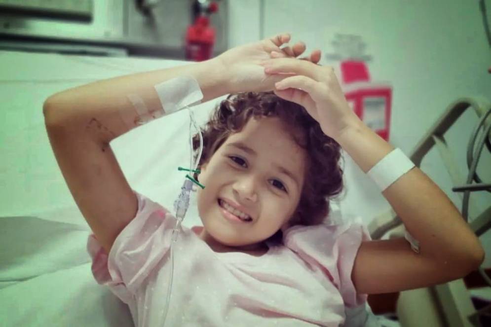 Emily P&eacute;rez tiene 8 a&ntilde;os y volar&aacute; 15.800 kil&oacute;metros en busca de un milagro.